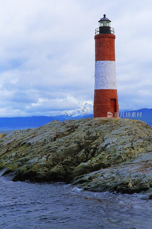 乌斯怀亚比格尔海峡和安第斯山脉景观中的Les eclareurs灯塔